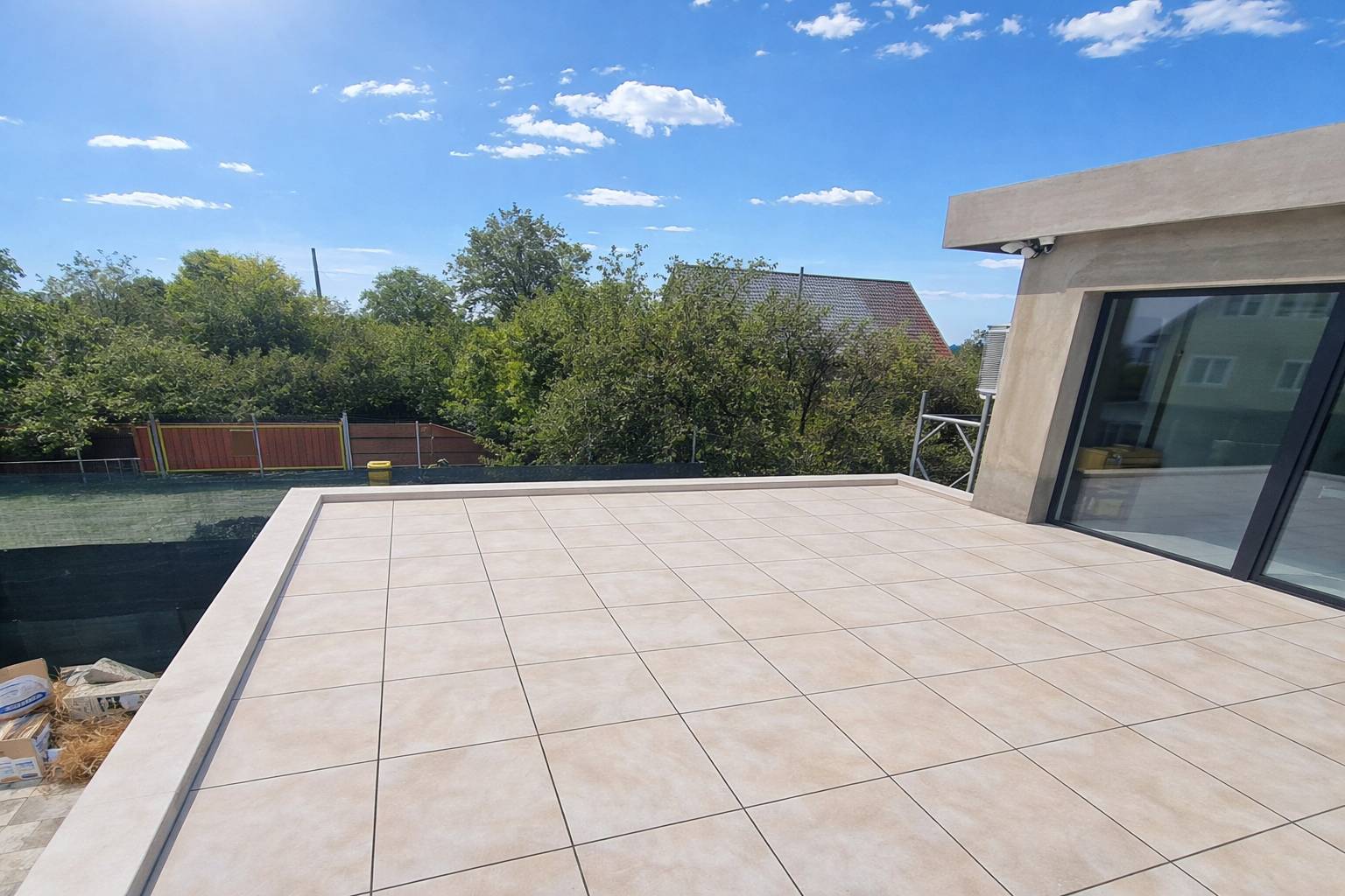 montaj gresie flotantă 20 mm București pe terasă